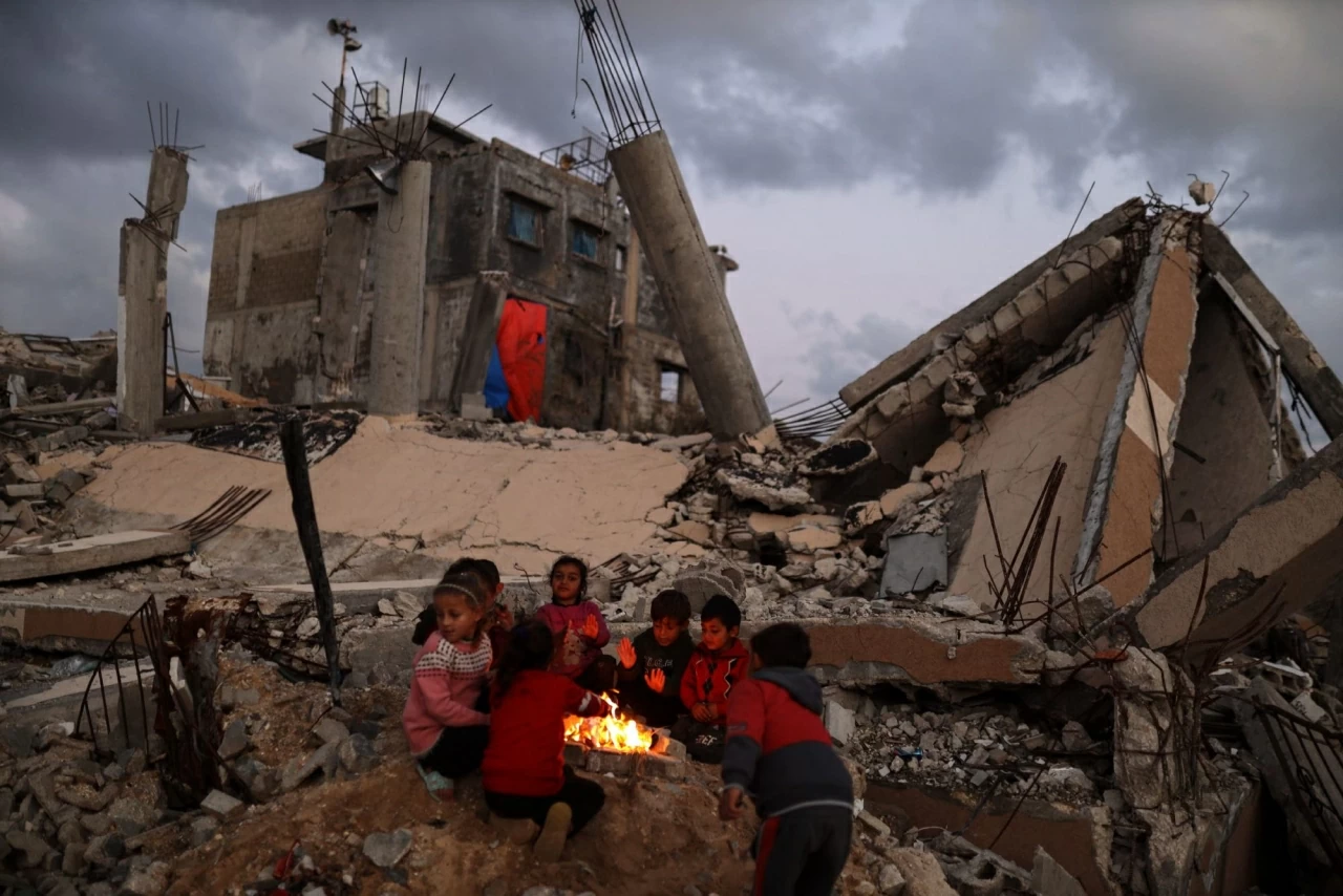 Những trẻ em Palestine phải sơ tán cố gắng sưởi ấm bên đống lửa sau trận mưa lớn ở Gaza. Donald Trump đã đưa ra một tối hậu thư mới đối với Hamas, gia tăng các lời kêu gọi giải giáp lực lượng này khi giai đoạn hai của lệnh ngừng bắn do Mỹ làm trung gian giữa Israel và Hamas bắt đầu, trong bối cảnh nhiều yếu tố then chốt của giai đoạn một vẫn chưa được thực hiện đầy đủ. (Nguồn: NurPhoto)