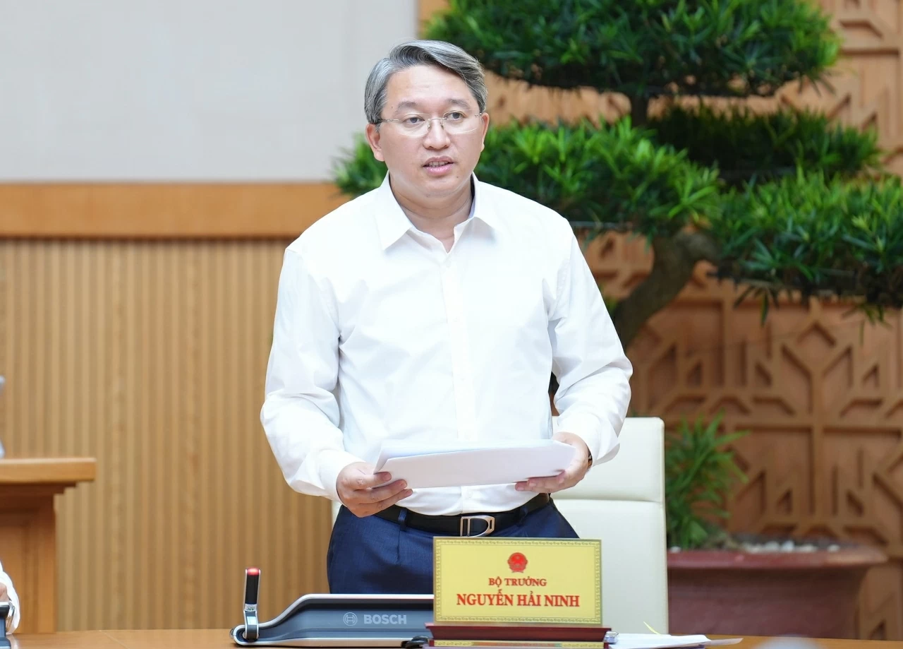 Bộ trưởng Nguyễn Hải Ninh phát biểu tại phiên họp. 