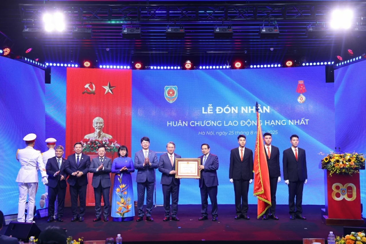 Thủ tướng Phạm Minh Chính trao Huân chương Lao động hạng Nhất cho ngành Tư pháp. 