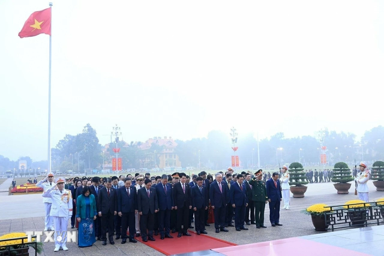 Các đại biểu dự Đại hội XIV của Đảng viếng Chủ tịch Hồ Chí Minh