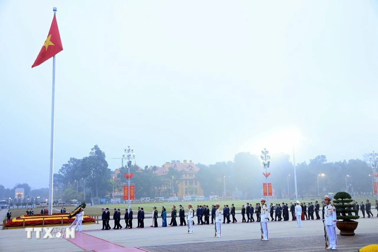 Các đại biểu dự Đại hội XIV của Đảng viếng Chủ tịch Hồ Chí Minh