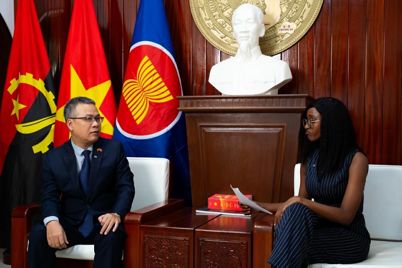 Đại sứ Dương Chính Chức trả lời truyền thông địa phương Angola về Đại hội XIV của Đảng Đại sứ Dương Chính Chức trả lời truyền thông địa phương Angola về Đại hội XIV của Đảng
