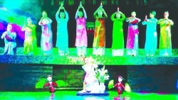 Sân khấu rộn ràng chào mừng Đại hội XIV của Đảng