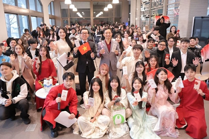 Người Việt tại Chungnam (H&agrave;n Quốc) đ&oacute;n Tết cổ truyền, ch&agrave;o mừng Đại hội XIV của Đảng