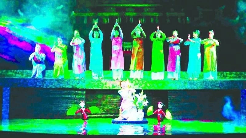 Sân khấu rộn ràng chào mừng Đại hội XIV của Đảng