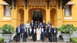 Thứ trưởng Ngoại giao Lê Thị Thu Hằng tiếp đoàn phóng viên nước ngoài đưa tin Đại hội Đảng lần thứ XIV