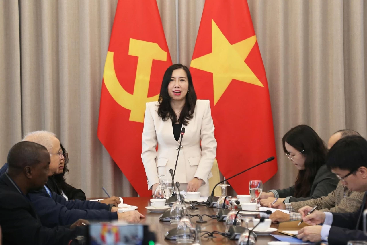 Thứ trưởng Lê Thị Thu Hằng thông tin tới đoàn phóng viên của các báo Đảng cộng sản, các Đảng có vị trí, vai trò quan trọng tại các nước, các hãng truyền thông của cộng đồng người Việt Nam ở nước ngoài và các hãng thông tấn báo chí quốc tế tới Việt Nam đưa tin Đại hội đại biểu toàn quốc lần thứ XIV. (Ảnh: Thành Long) Thứ trưởng Lê Thị Thu Hằng thông tin tới đoàn phóng viên của các báo Đảng cộng sản, các Đảng có vị trí, vai trò quan trọng tại các nước, các hãng truyền thông của cộng đồng người Việt Nam ở nước ngoài và các hãng thông tấn báo chí quốc tế tới Việt Nam đưa tin Đại hội đại biểu toàn quốc lần thứ XIV. (Ảnh: Thành Long)