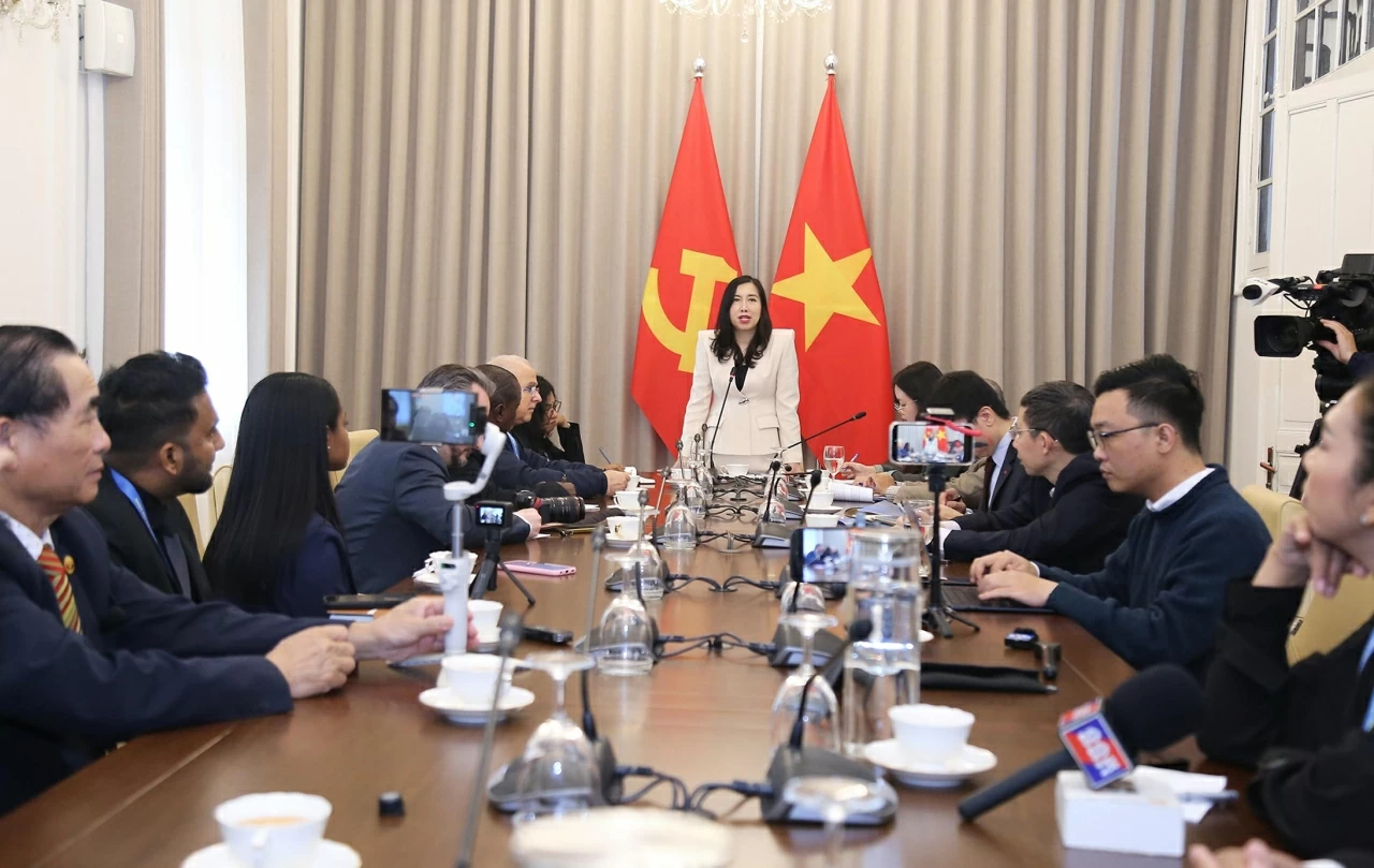 Toàn cảnh cuộc tiếp giữa Thứ trưởng Ngoại giao Lê Thị Thu Hằng tiếp đoàn phóng viên nước ngoài đưa tin Đại hội Đảng lần thứ XIV. (Ảnh: Thành Long)