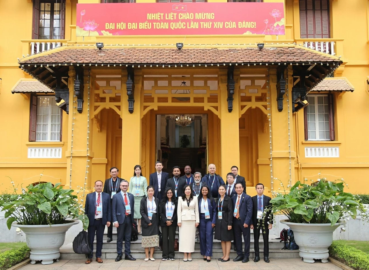 Thứ trưởng Ngoại giao Lê Thị Thu Hằng chụp ảnh lưu niệm với đoàn phóng viên. (Ảnh: Thành Long)