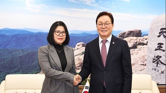 Thống đốc tỉnh Gyeongsangnam (Hàn Quốc) gửi lời chúc Đại hội XIV của Đảng Cộng sản Việt Nam diễn ra thành công tốt đẹp