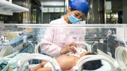 Tỷ lệ sinh giảm xuống mức thấp nhất trong lịch sử, Trung Quốc vẫn chưa hết 'đau đầu' với bài toán dân số