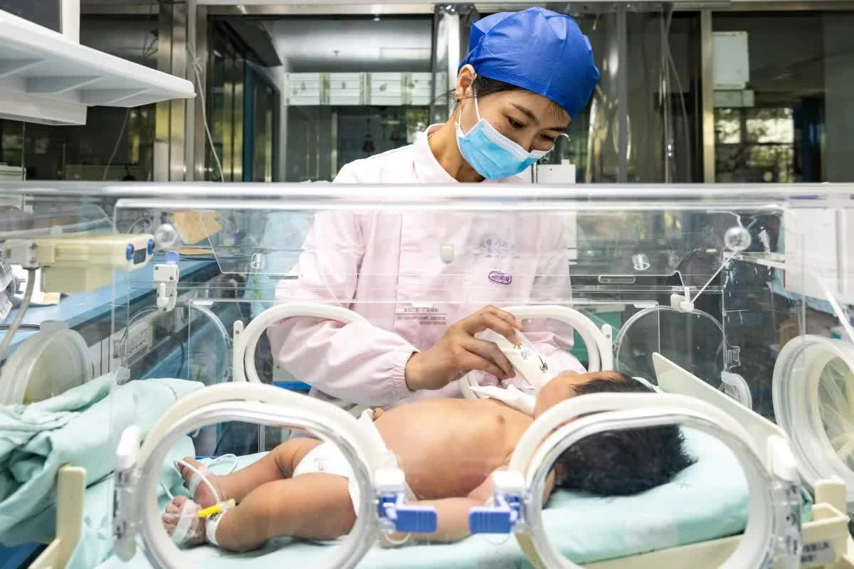 Tỷ lệ sinh giảm xuống mức thấp nhất trong lịch sử, Trung Quốc vẫn chưa hết 'đau đầu' với bài toán dân số