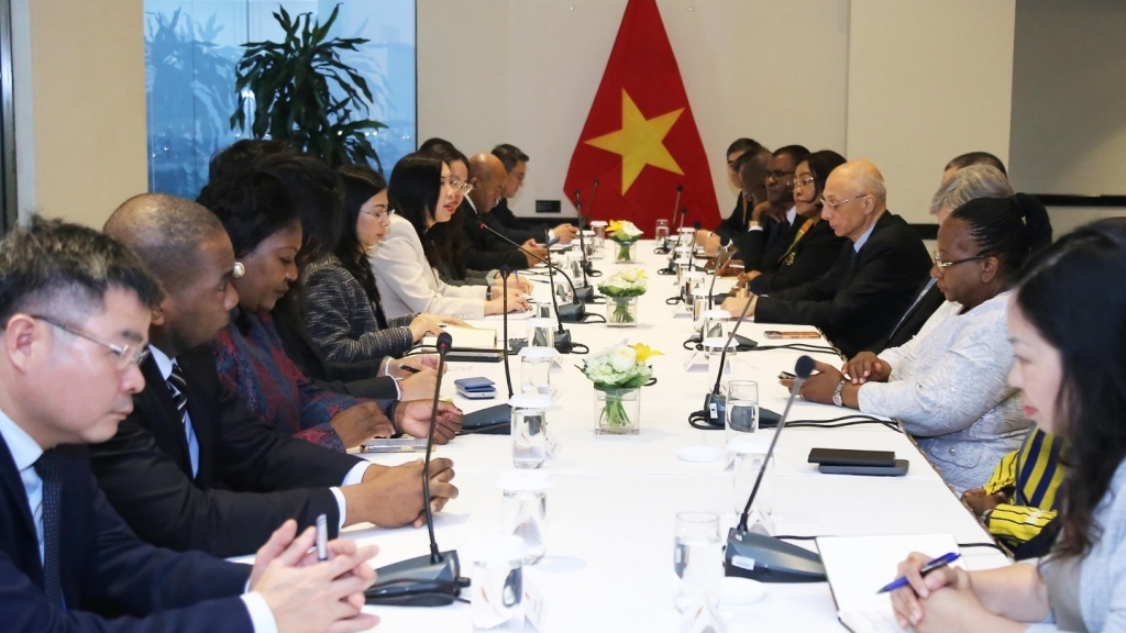 Thứ trưởng Ngoại giao Lê Thị Thu Hằng tiếp các Đại sứ đặc mệnh toàn quyền không thường trú vào dự Đại hội Đảng lần thứ XIV