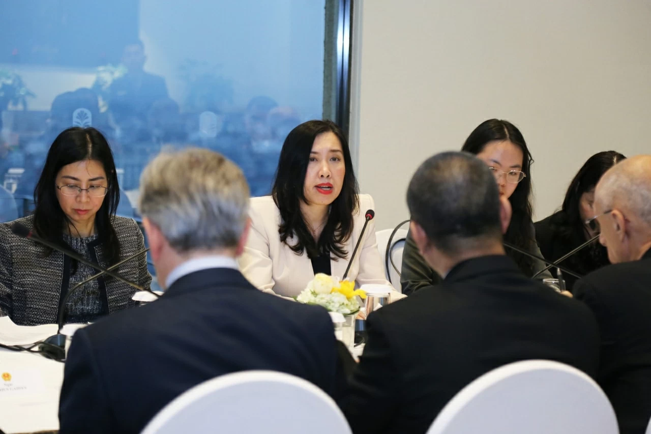 Thứ trưởng Ngoại giao Lê Thị Thu Hằng thông tin về Đại hội đại biểu toàn quốc lần thứ XIV tới các Đại sứ. (Ảnh: Thành Long)