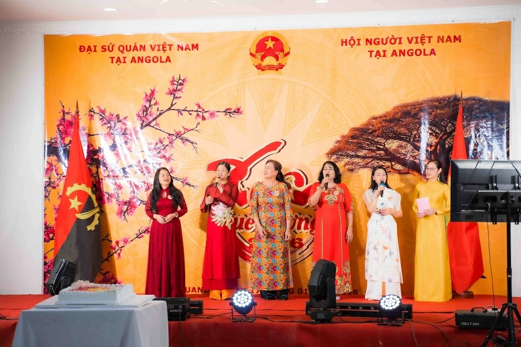 Xuân Quê hương ấm áp đến với người Việt Nam ở Angola Xuân Quê hương ấm áp đến với người Việt Nam ở Angola