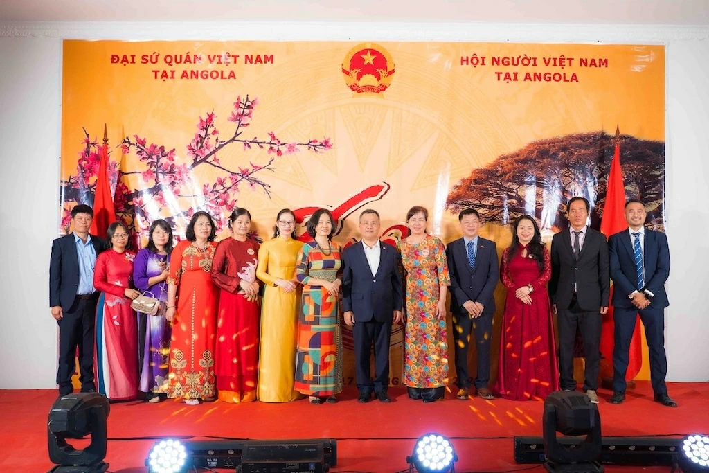 Xuân Quê hương ấm áp đến với người Việt Nam ở Angola Xuân Quê hương ấm áp đến với người Việt Nam ở Angola