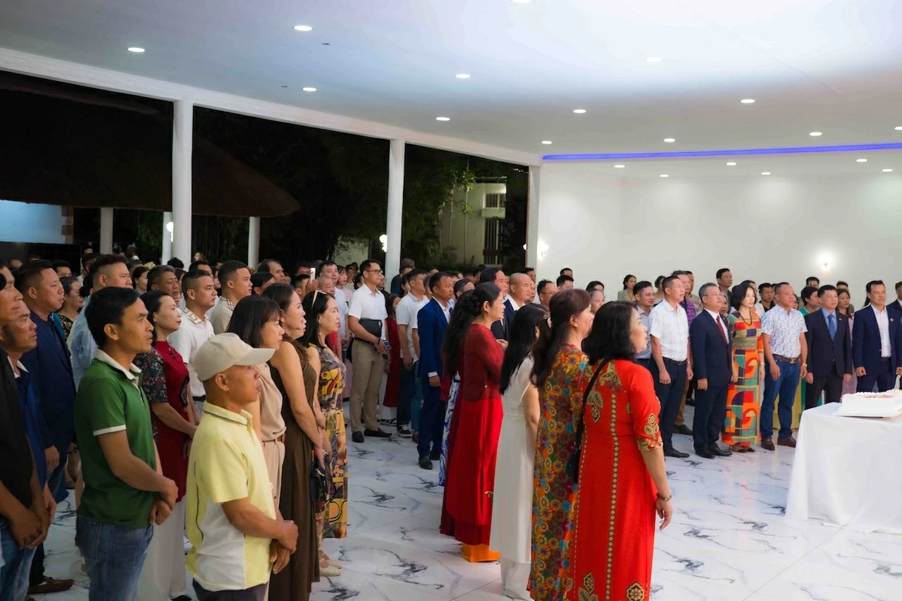 Xuân Quê hương ấm áp đến với người Việt Nam ở Angola Xuân Quê hương ấm áp đến với người Việt Nam ở Angola