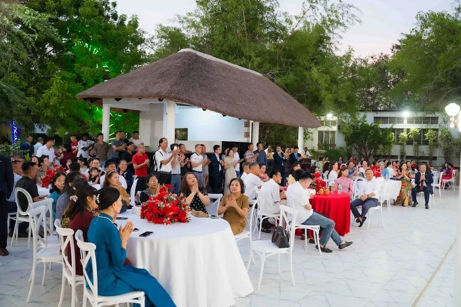 Xuân Quê hương ấm áp đến với người Việt Nam ở Angola Xuân Quê hương ấm áp đến với người Việt Nam ở Angola