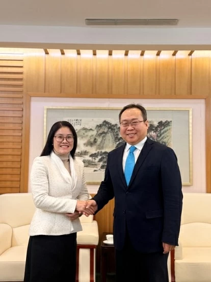 Tân Tổng lãnh sự Việt Nam tại Côn Minh Nghiêm Việt Chung Tổng Lãnh sự Nghiêm Việt Chung gặp gỡ Phó Vụ trưởng Lương Kiến Quân. 