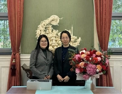 Tân Tổng lãnh sự Việt Nam tại Côn Minh Nghiêm Việt Chung gặp đồng chí Đỗ Đinh Đinh, Cục trưởng Cục II, Ban Liên lạc đối ngoại Trung ương Đảng Cộng sản Trung Quốc.