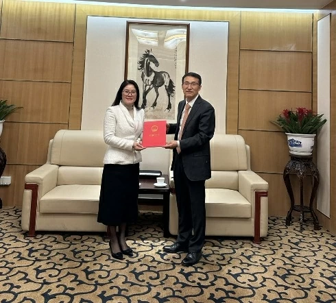 Tân Tổng lãnh sự Việt Nam tại Côn Minh Nghiêm Việt Chung Tổng Lãnh sự Nghiêm Việt Chung gặp gỡ Phó Vụ trưởng Lương Kiến Quân.