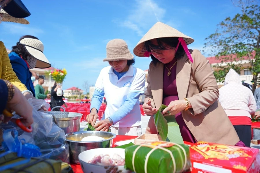 Khởi động chiến dịch 'Chung vị Tết Việt – Gắn kết muôn miền' Khởi động chiến dịch 'Chung vị Tết Việt – Gắn kết muôn miền'