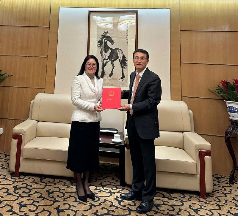 Tân Tổng lãnh sự Việt Nam tại Côn Minh Nghiêm Việt Chung gặp đại diện Bộ Ngoại giao và Ban Liên lạc đối ngoại Trung ương Đảng Cộng sản Trung Quốc