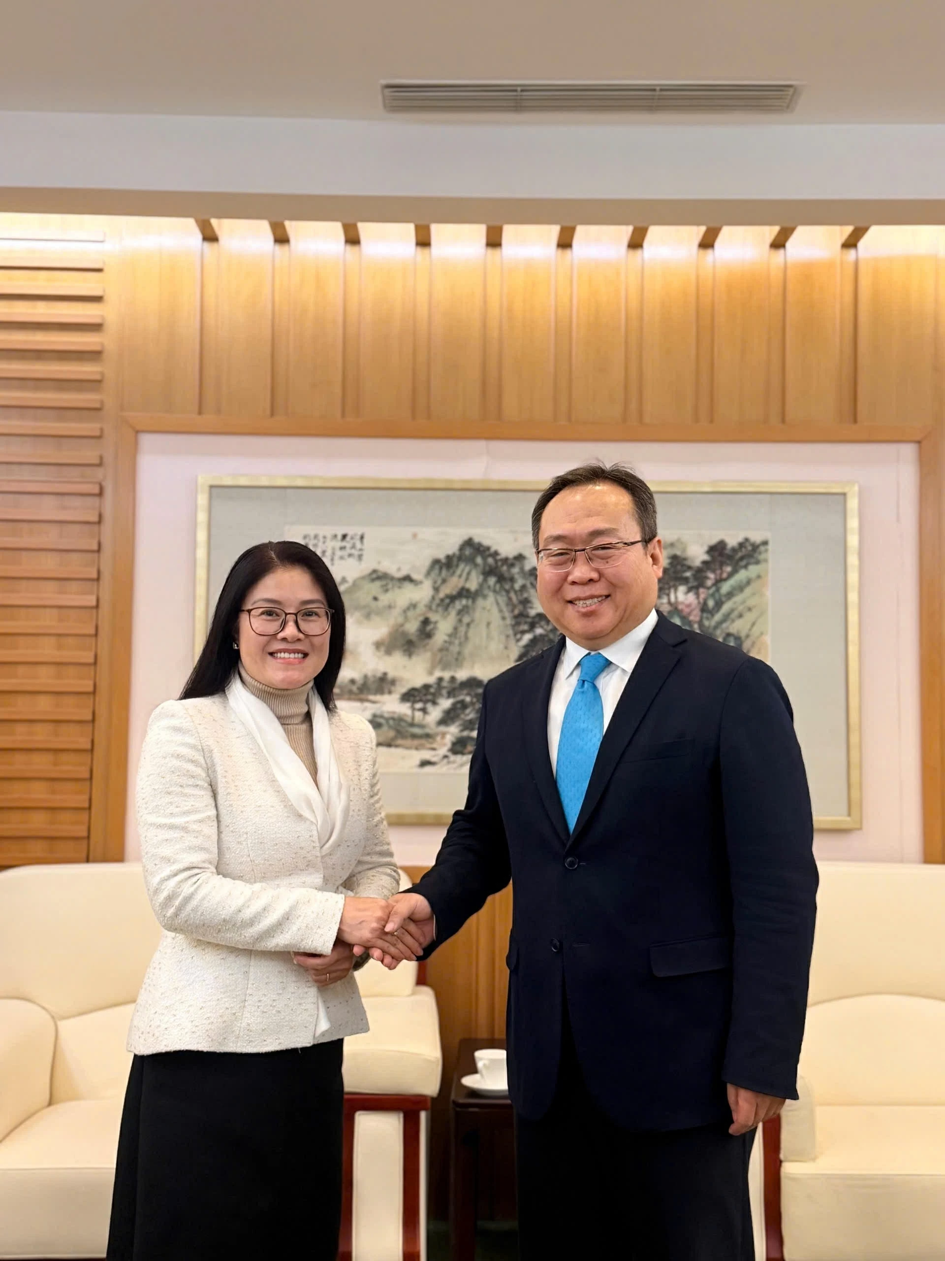 Tân Tổng lãnh sự Việt Nam tại Côn Minh Nghiêm Việt Chung gặp đại diện Bộ Ngoại giao và Ban Liên lạc đối ngoại Trung ương Đảng Cộng sản Trung Quốc