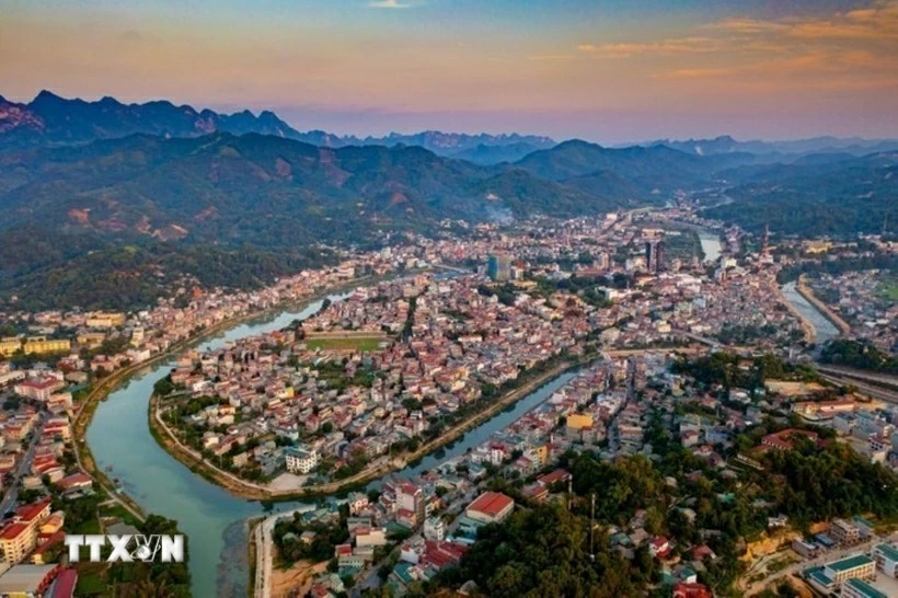Bộ mặt đô thị của tỉnh Cao Bằng đã có nhiều thay đổi sau 40 năm đổi mới. (Ảnh: TTXVN phát)