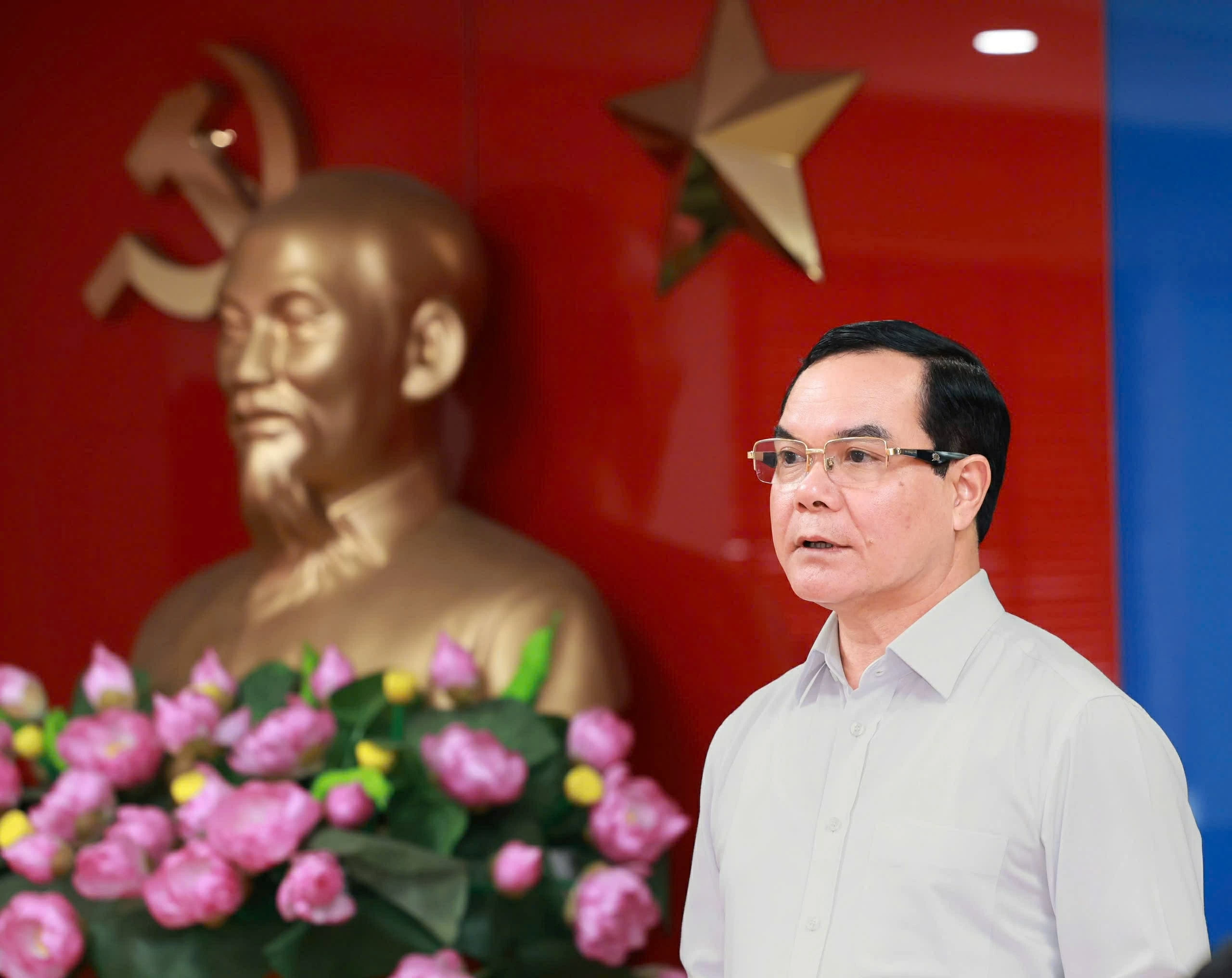 Đồng chí Nguyễn Đình Khang - Ủy viên Ban Chấp hành Trung ương Đảng,  Phó Chủ tịch Ủy ban Trung ương MTTQ Việt Nam Bí thư Đảng ủy, Chủ tịch Tổng LĐLĐVN