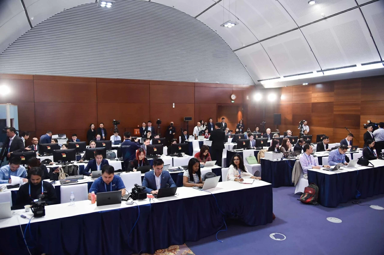 B&aacute;o ch&iacute; nước ngo&agrave;i t&aacute;c nghiệp tại Đại hội XIV của Đảng. (Ảnh: Quang H&ograve;a)