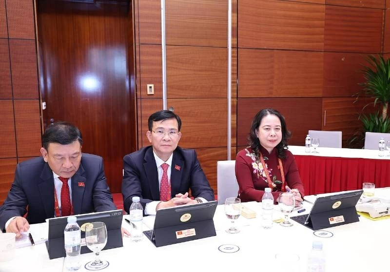 Ủy viên Trung ương Đảng, Phó Chủ tịch nước Võ Thị Ánh Xuân và đoàn Đảng bộ tỉnh Lâm Đồng thảo luận tại Đoàn. Ảnh: TTXVN
