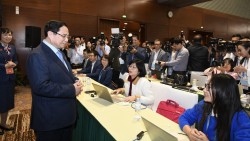 Thủ tướng Phạm Minh Chính thăm, động viên phóng viên báo chí tác nghiệp tại Đại hội XIV của Đảng