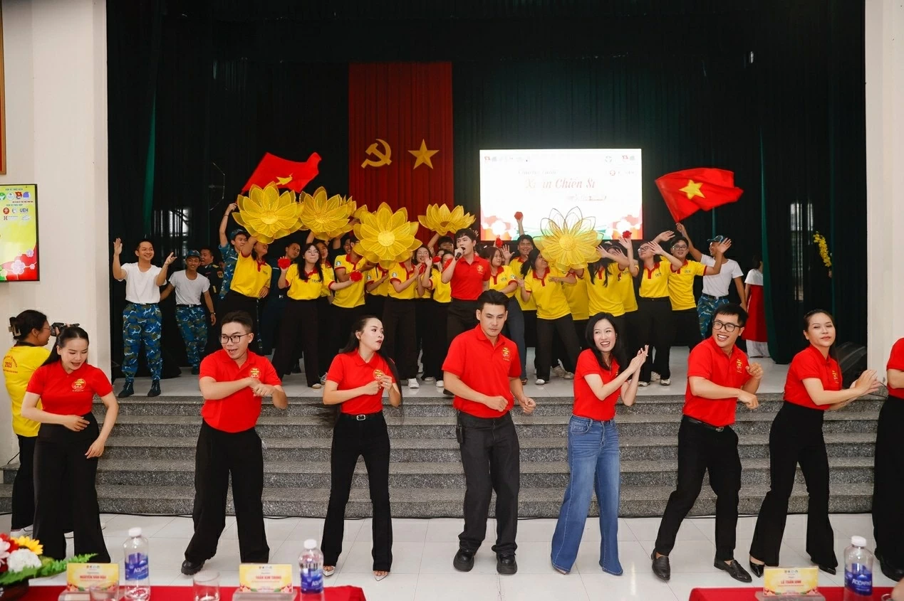 Đội Tình nguyện viên Nghệ sĩ TP. Hồ Chí Minh lan tỏa mùa Xuân yêu thương trong ngày cao điểm chiến dịch Xuân Tình nguyện 2026 của Thành đoàn TP. Hồ Ch