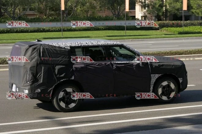 Ở ph&iacute;a sau, SantaFe 2027 được cho l&agrave; sẽ sở hữu cụm đ&egrave;n hậu dạng dọc, kết hợp dải LED k&eacute;o d&agrave;i to&agrave;n bộ chiều rộng th&acirc;n xe.