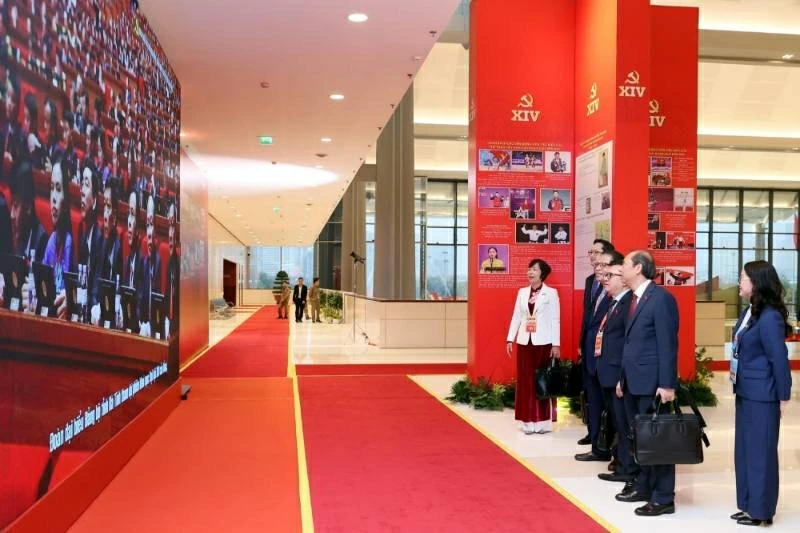 Các đại biểu xem trưng bày ảnh Đại hội Đảng XIV: Đại biểu đến dự phiên thảo luận tại hội trường về các văn kiện Đại hội