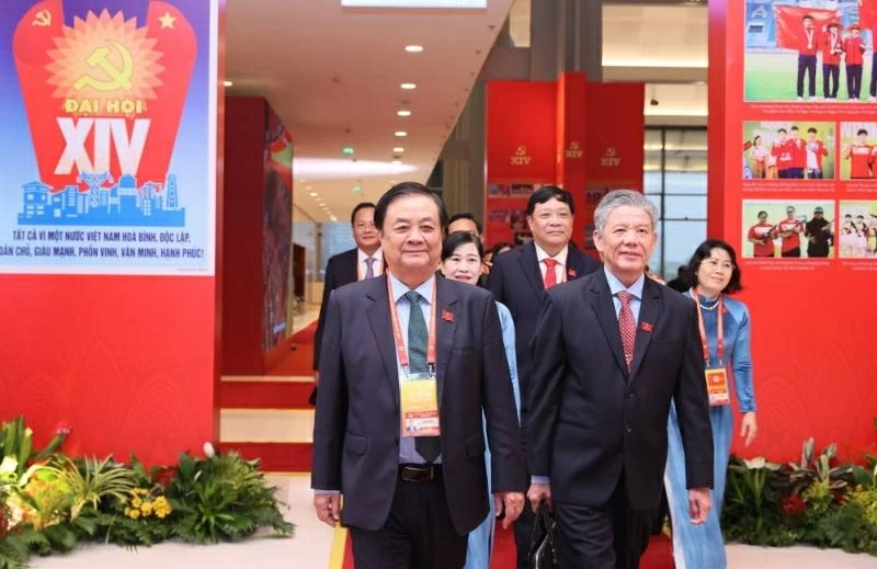 Các đại biểu đến dự phiên thảo luận tại hội trường về các văn kiện Đại hội, sáng 21/1. Ảnh: TTXVN