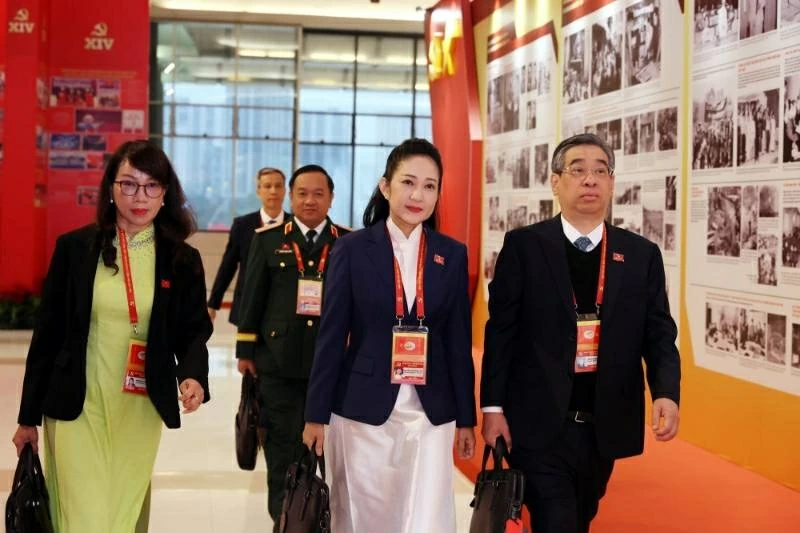 Các đại biểu đến dự phiên thảo luận tại hội trường về các văn kiện Đại hội, sáng 21/1. Ảnh: TTXVN