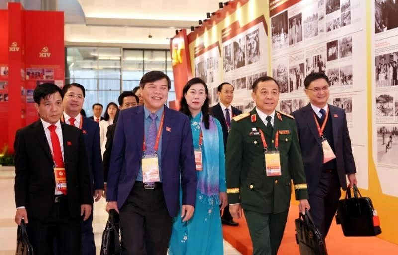 Các đại biểu đến dự phiên thảo luận tại hội trường về các văn kiện Đại hội, sáng 21/1. Ảnh: TTXVN