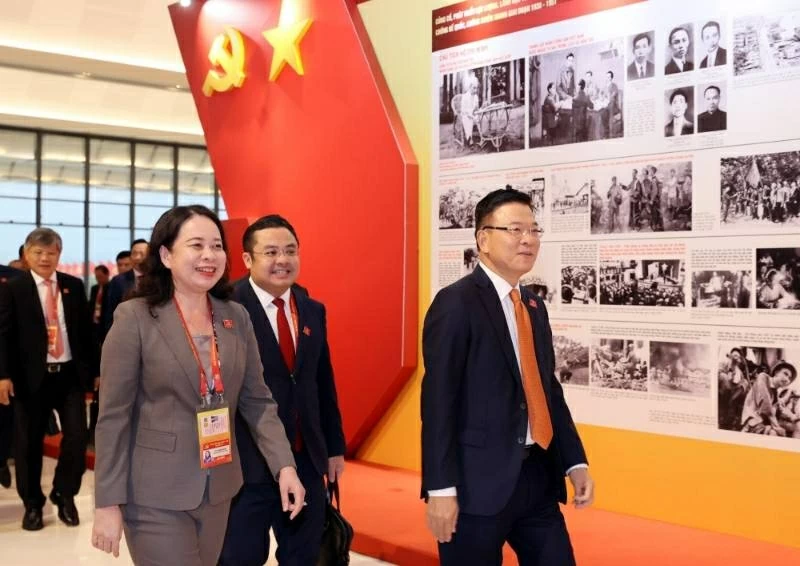 Các đại biểu đến dự phiên thảo luận tại hội trường về các văn kiện Đại hội, sáng 21/1. Ảnh: TTXVN