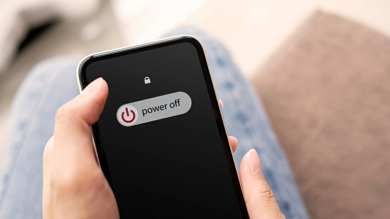 Khởi động lại điện thoại iPhone.