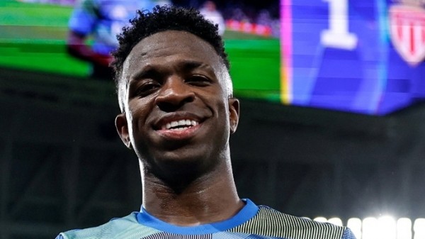 Vinicius làm sáng tỏ tương lai sau trận đấu chói sáng