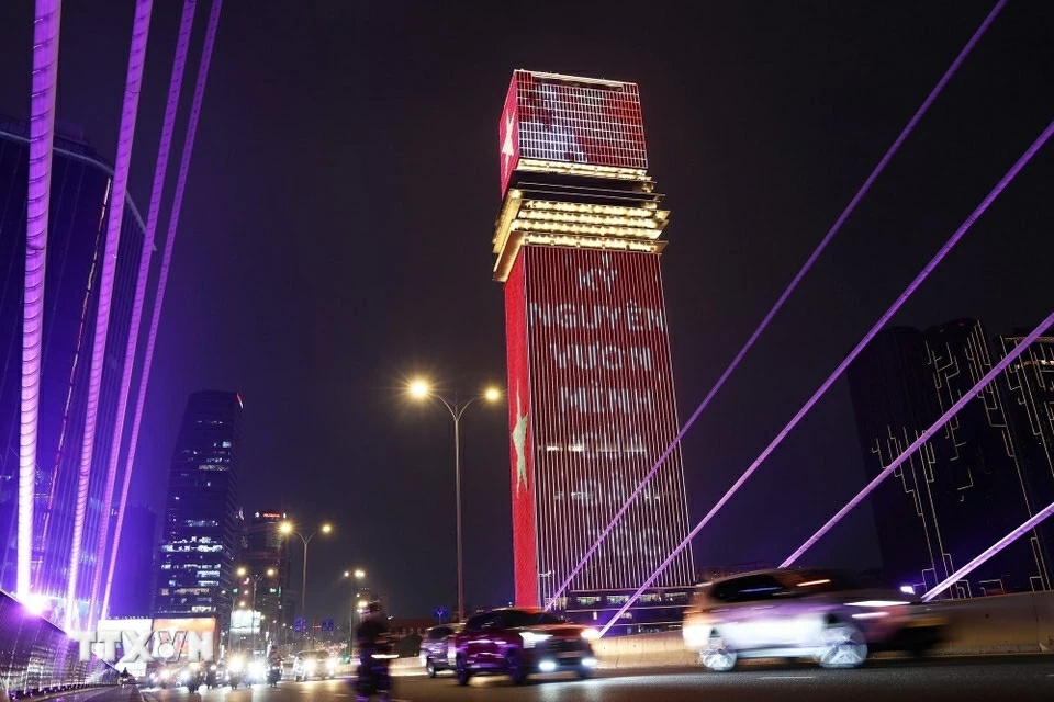 Trung tâm TP. Hồ Chí Minh lung linh sắc màu chào mừng Đại hội XIV của Đảng