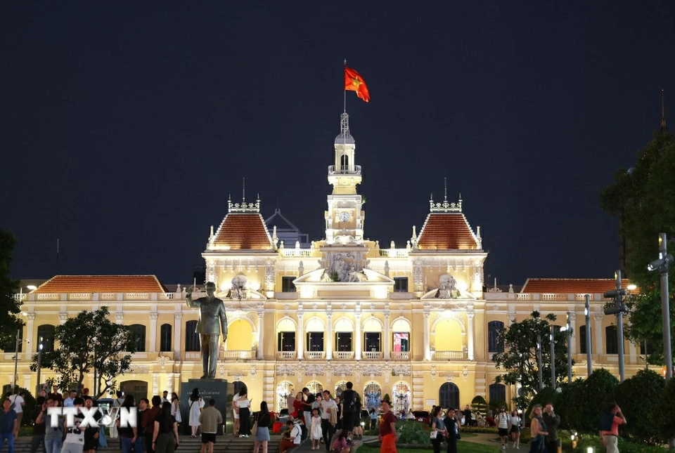 Trung tâm TP. Hồ Chí Minh lung linh sắc màu chào mừng Đại hội XIV của Đảng