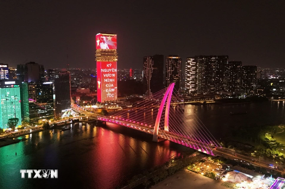 Trung tâm TP. Hồ Chí Minh lung linh sắc màu chào mừng Đại hội XIV của Đảng