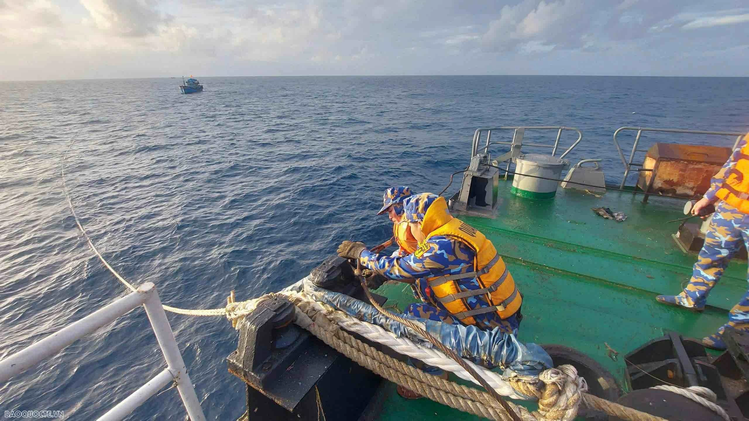 Tàu Trường Sa 10 kịp thời cứu nạn 8 ngư dân gặp nạn trên biển