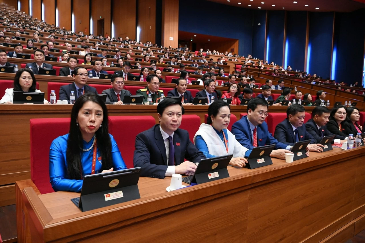 Các đại biểu dự phiên thảo luận tại hội trường về các Văn kiện Đại hội.