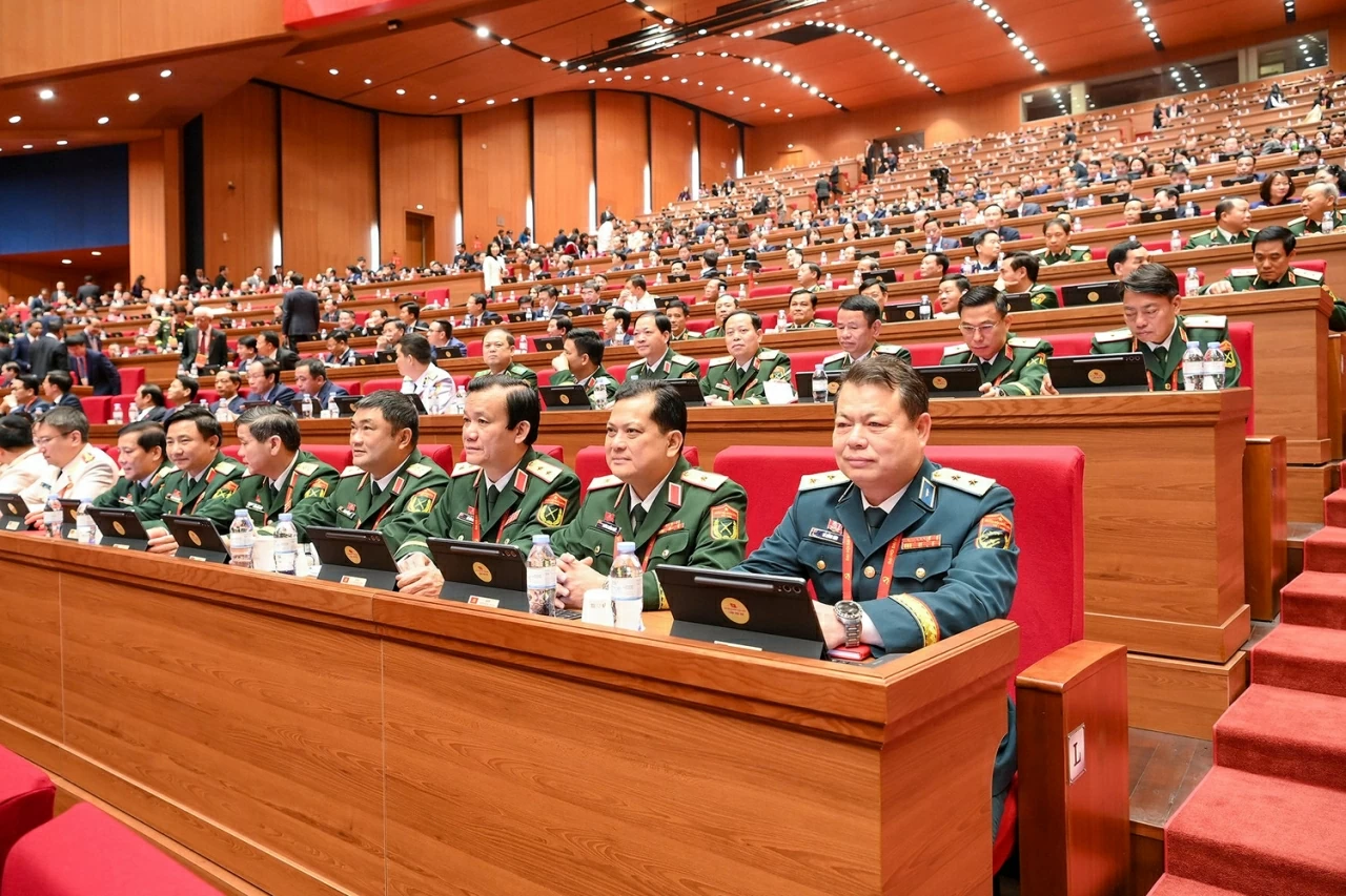 Các đại biểu dự phiên thảo luận tại hội trường về các Văn kiện Đại hội.