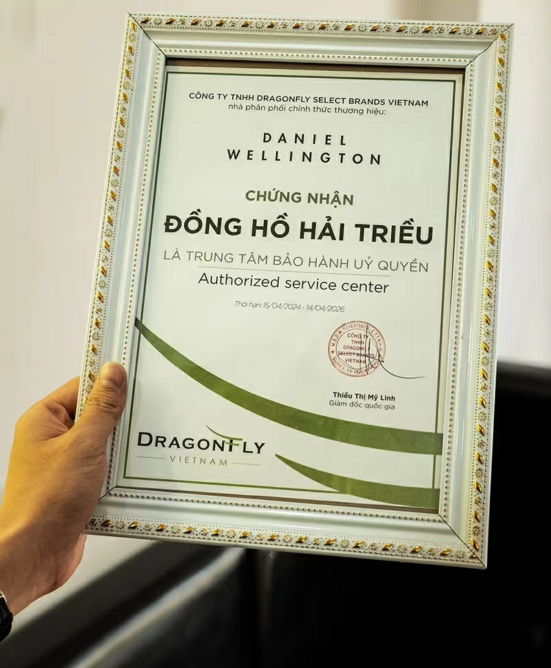 Hãng đồng hồ DW cấp giấy chứng nhận cho Đồng hồ Hải Triều là trung tâm bảo hành uỷ quyền.