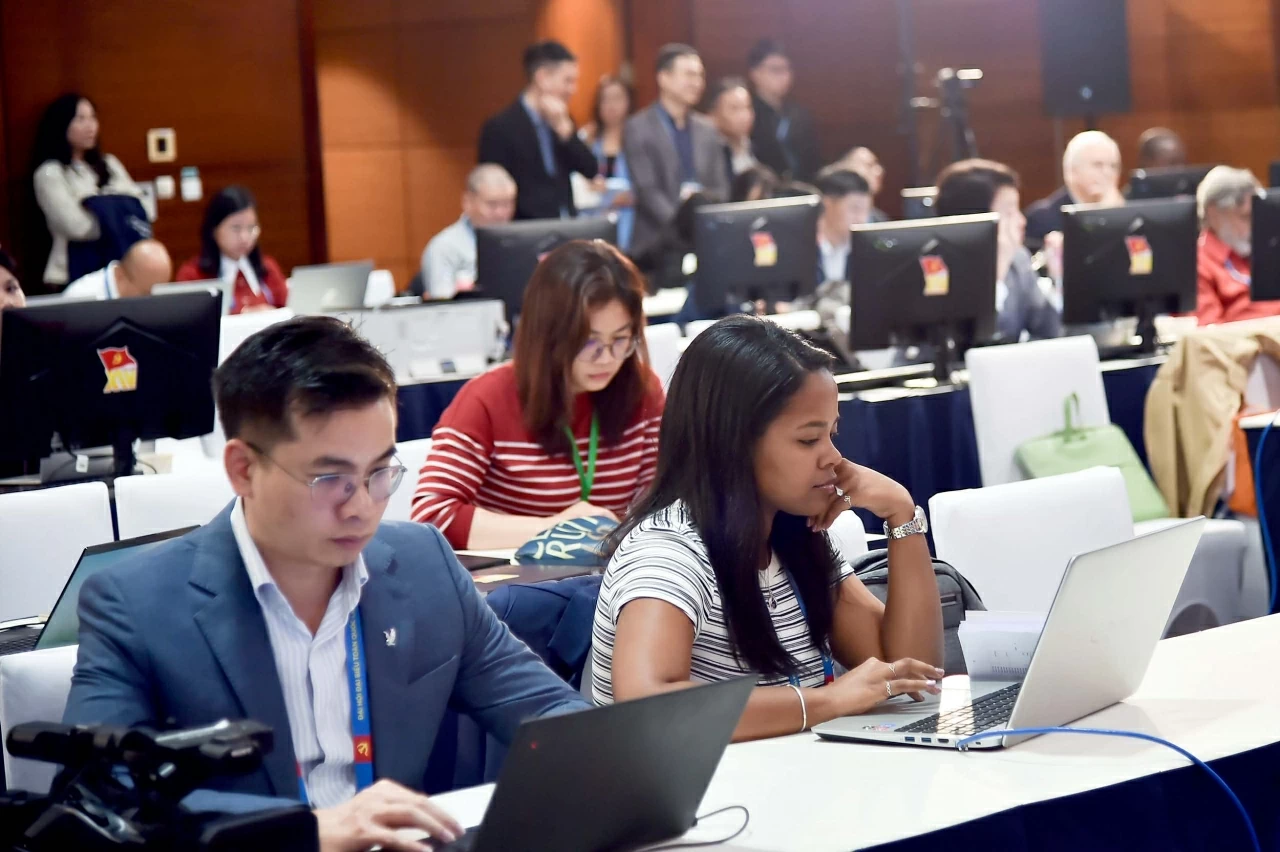 Báo chí nước ngoài Báo chí nước ngoài